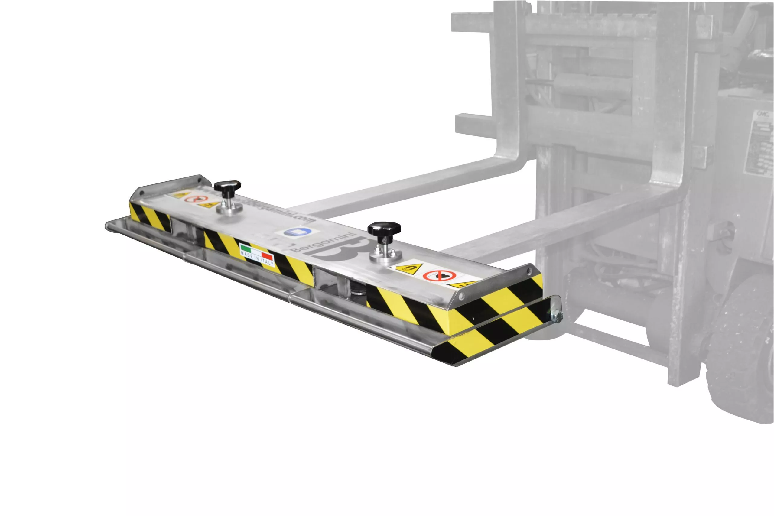 Heftruckveger.nl - magneet bezem aan heftruck